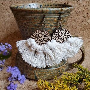 IVY MOUNTAIN CRAFTER Cheetah Macrame Earrings - White